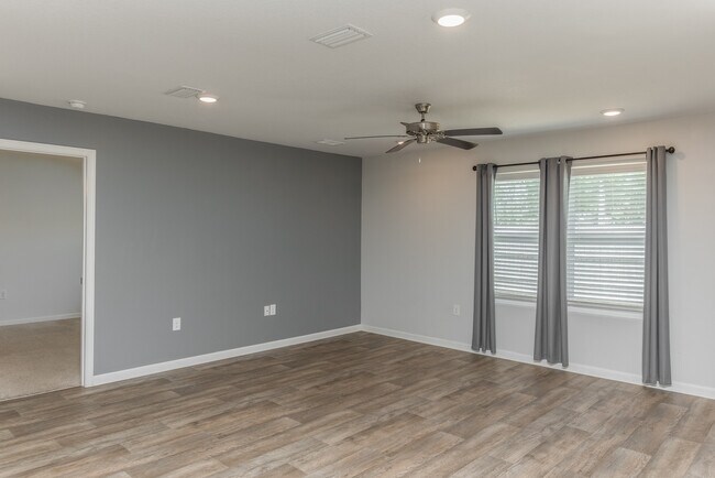 Building Photo - 7486 Oak Lake Blvd
