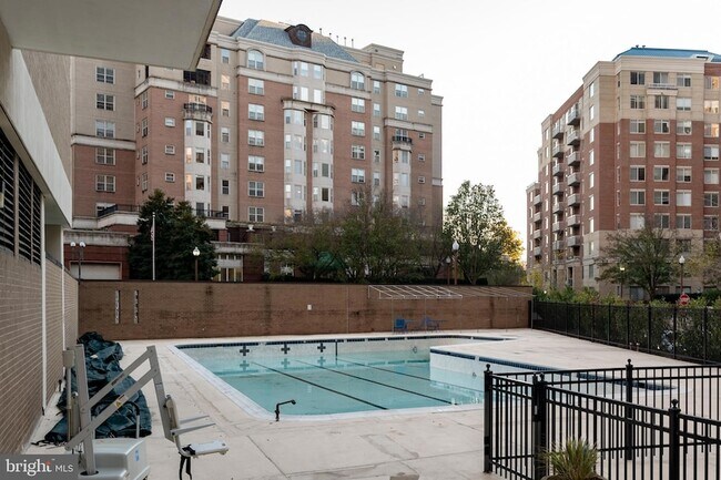 Building Photo - 3800 Fairfax Dr