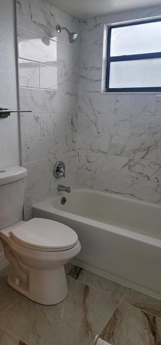 Building Photo - 1523 Lake Crystal Dr