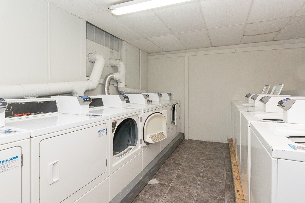 Building Photo - 905 W Cornelia Ave