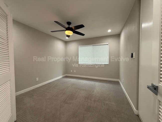 Building Photo - 606 E Royal Palm Square N