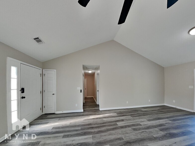 Building Photo - 215 Shamrock Way