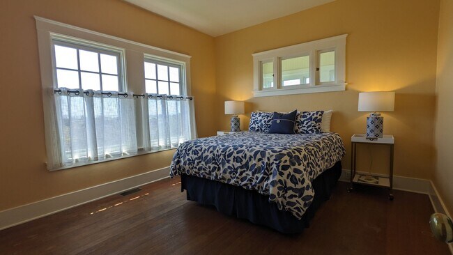 Building Photo - Furnished spacious 2/1 historic home in do...