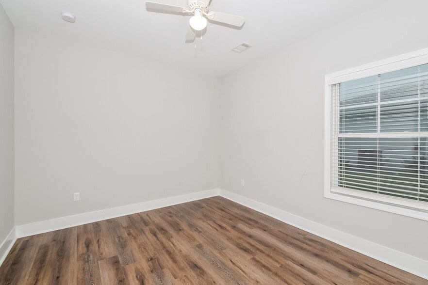 Building Photo - 1053 Autumns Wood Cir E