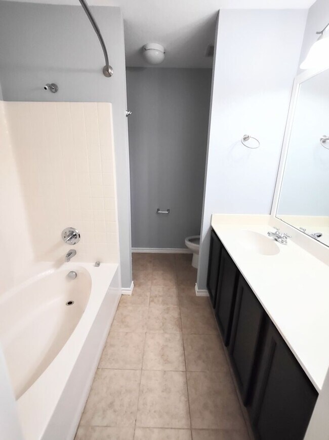 Building Photo - Beautiful home in nice neighborhood