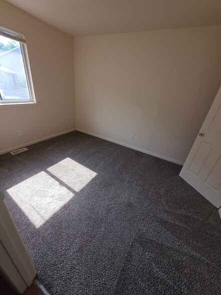 Building Photo - 633 Palisades Dr