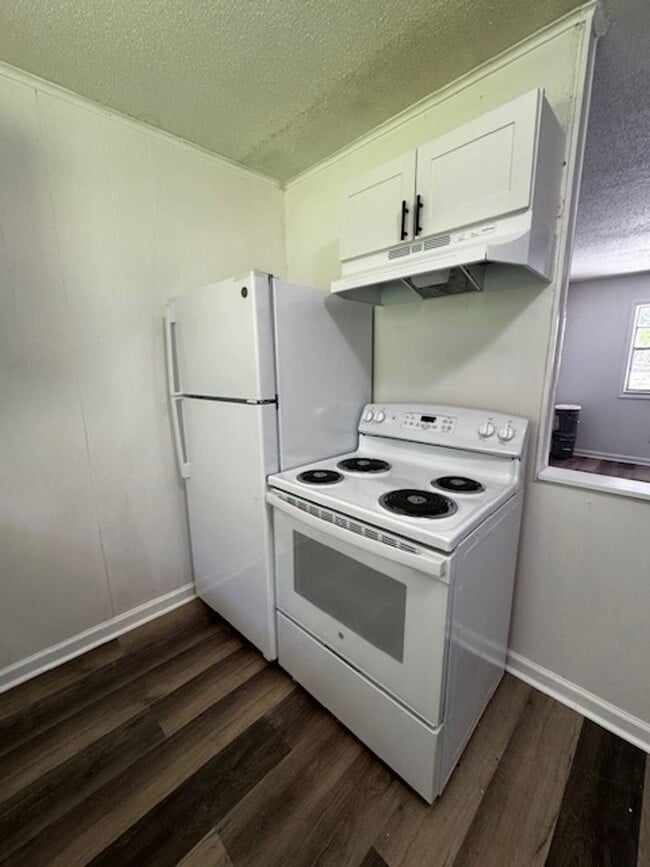 Building Photo - 50% OFF FIRST MONTH'S RENT!! 1 Bed 1 Bath Apartment with Water and Trash included