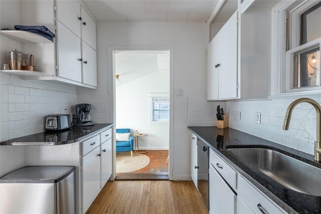 Building Photo - 1028 E 43rd St