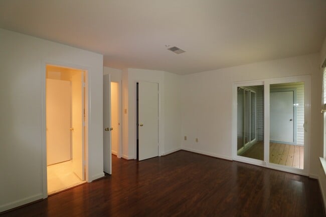 Building Photo - Sunny & Private 2bd/2ba w/Balcony, w/d in-...