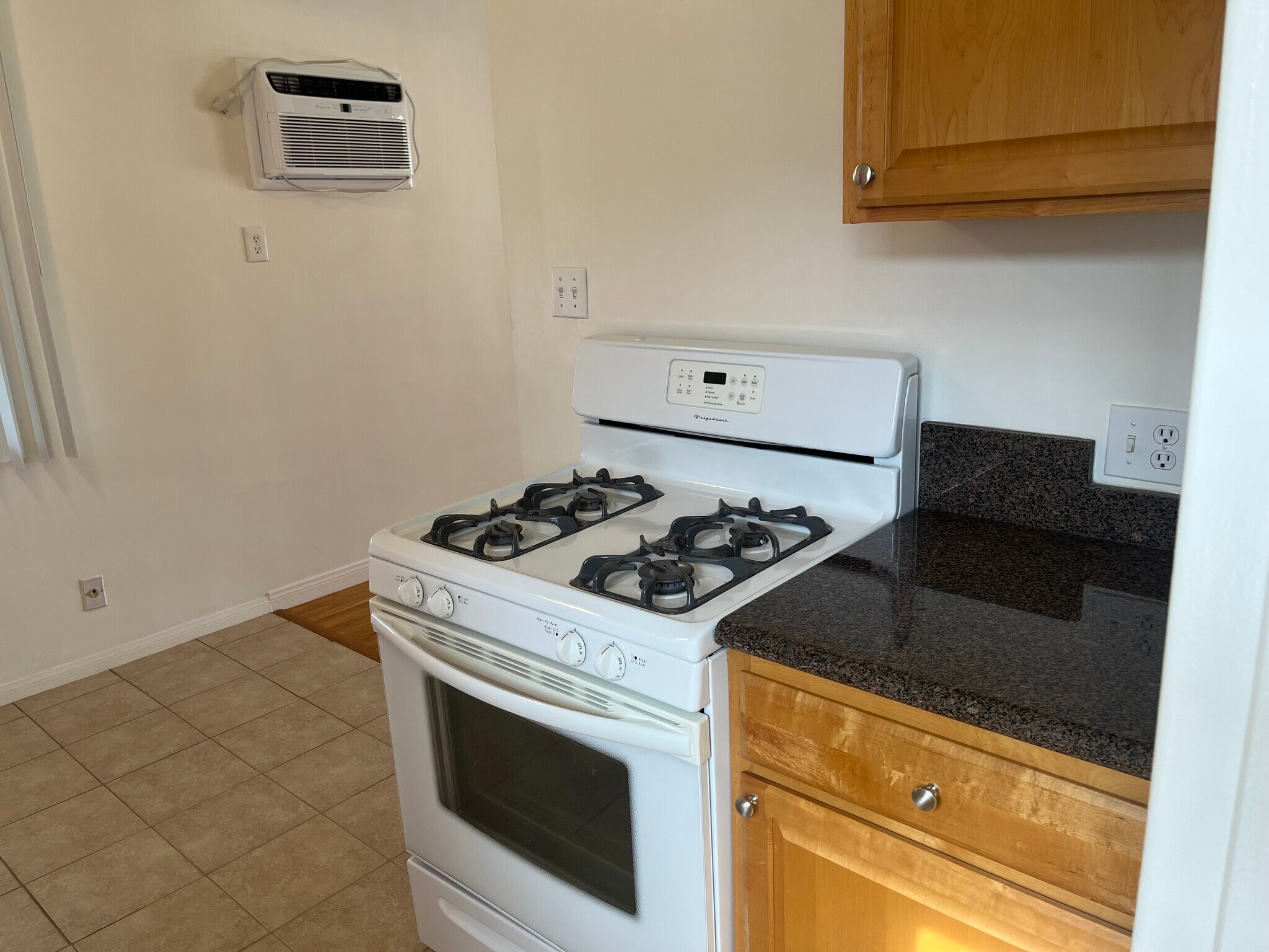 Building Photo - 1126 E Palmer Ave