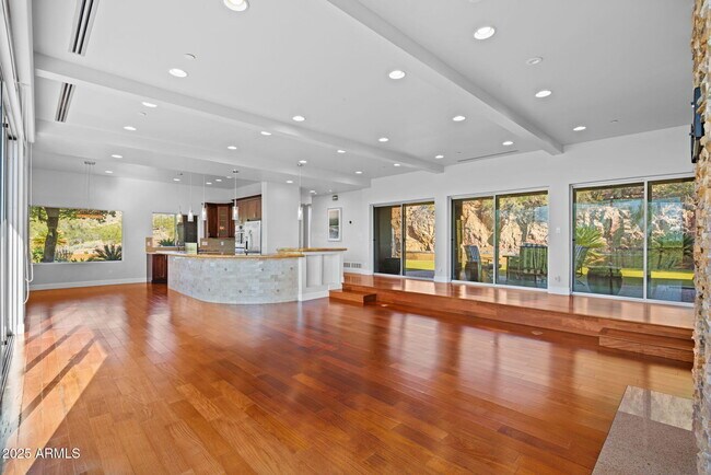 Building Photo - 4820 E Cottontail Run Rd