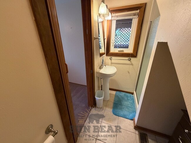 Building Photo - 2 Bedroom Duplex in Tyrolia! Summer pool!