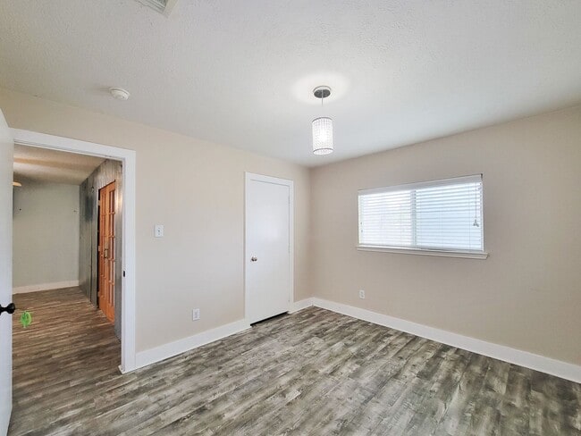 Building Photo - Welcome to this beautifully maintained home offering flexible living with 4/5 spacious bedrooms a...