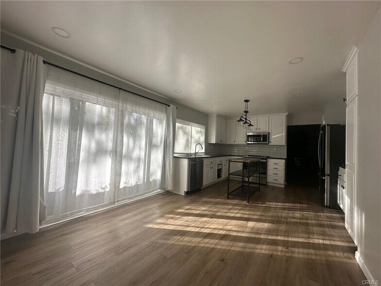 Building Photo - 10416 Larwin Ave