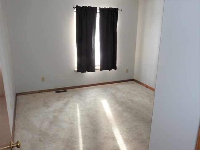 Building Photo - 132 W Meadow Rd
