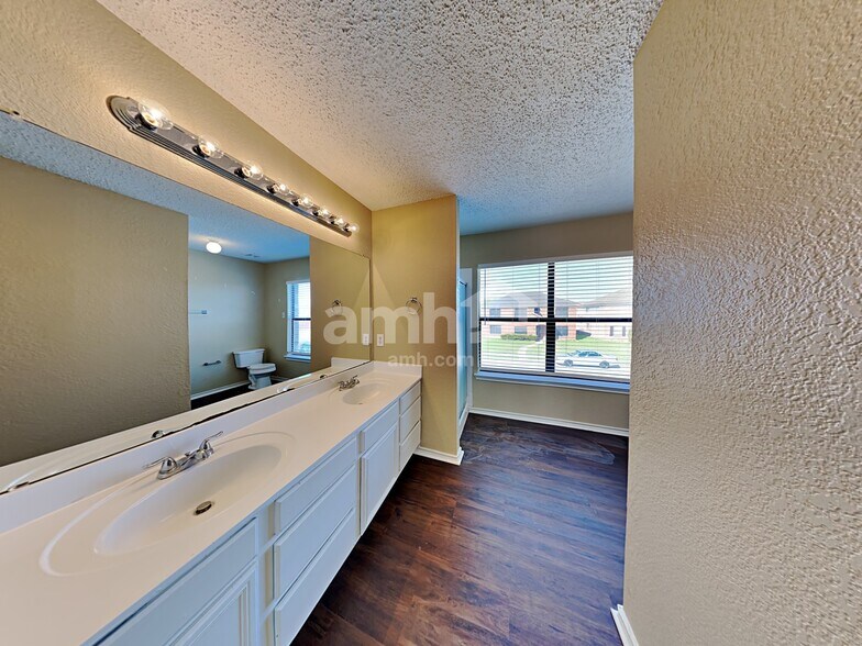 Building Photo - 304 Sandlewood Ln