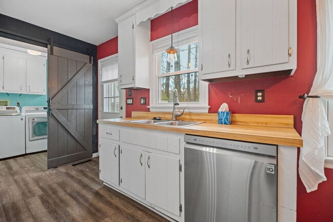 Building Photo - 8323 Outpost Cir