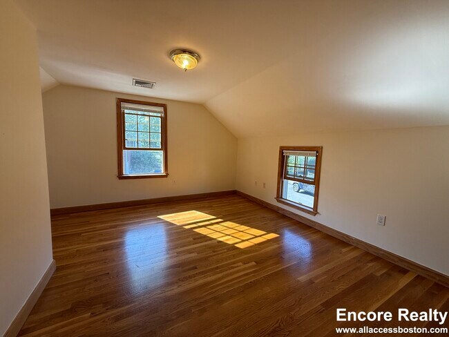 Building Photo - 24 Gardner St