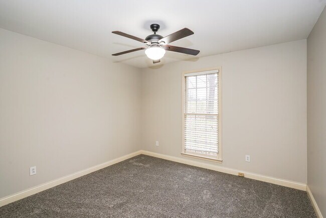 Building Photo - 104 Luna Ln