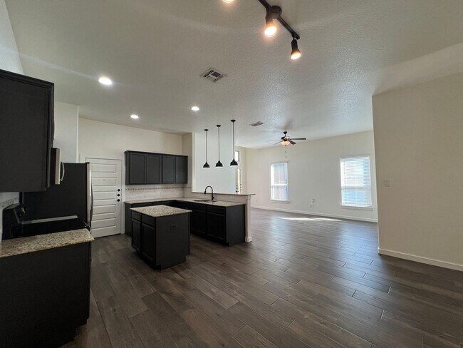 Building Photo - Luxury 3/2 duplex in NBTX
