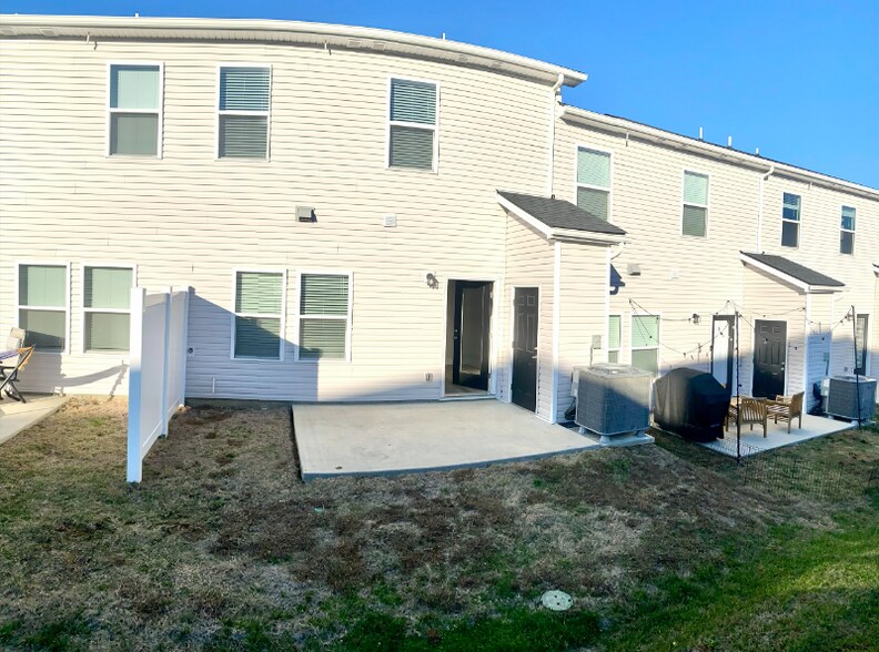 Building Photo - 4550 Skywood Ln