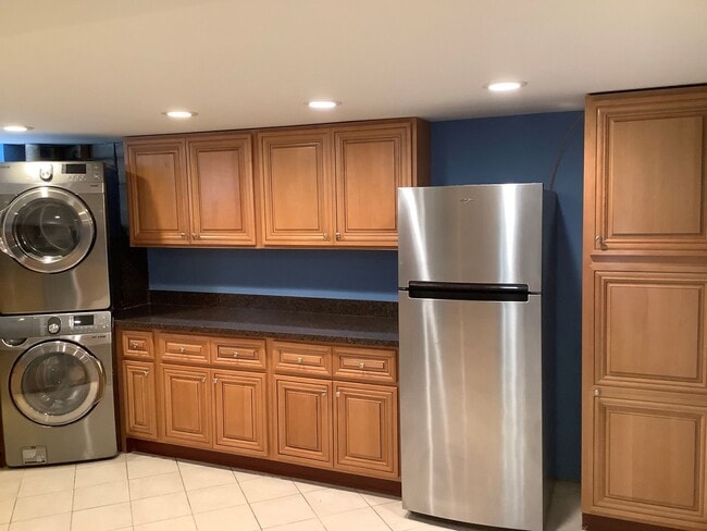 Building Photo - SPACIOUS SINGLE FAMILY HOME FOR RENT