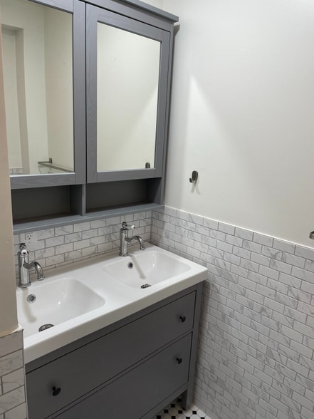 Building Photo - 416 E Main St