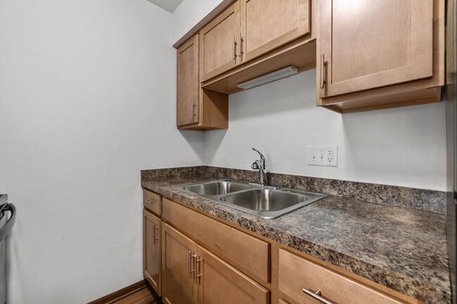 Building Photo - Renovated Lower Studio Apartment Available at our Cedar View Apartments