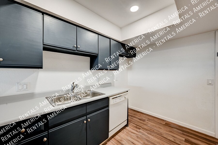 Building Photo - 3411 Center Dr