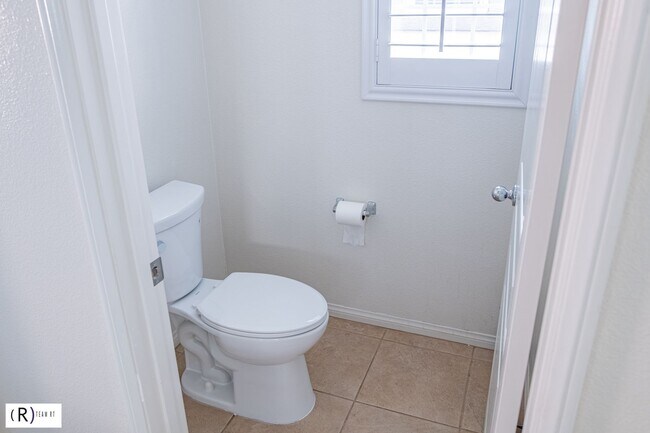 Building Photo - Lovely tri-level condo located in the gated community of Bellafina