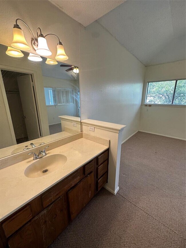Building Photo - 6728 Lancret Hill Dr