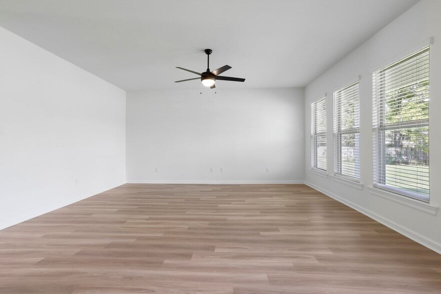 Building Photo - 13615 Ball Park Rd