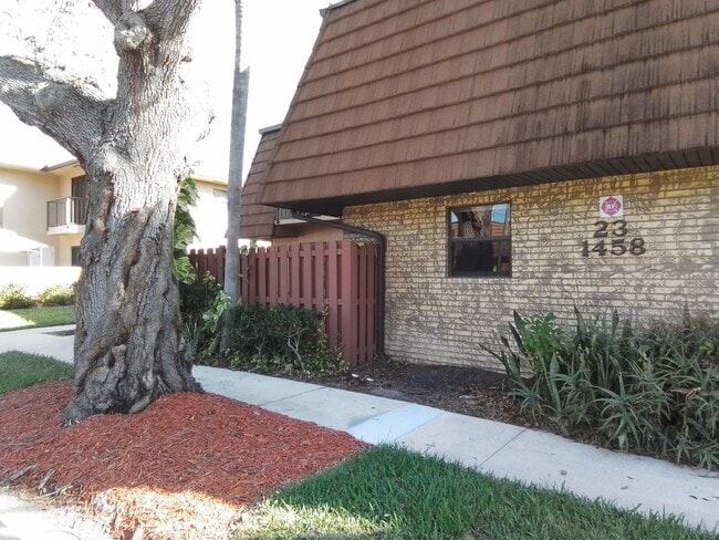 Building Photo - 1458 N Lawnwood Cir