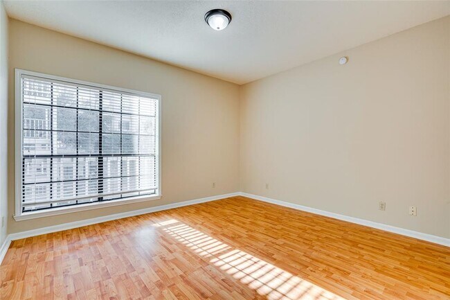Building Photo - 715 W 22 1/2 St