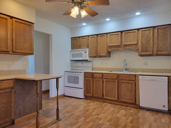 Building Photo - Your Dream Home Awaits: Spacious 4 Bed/2 B...