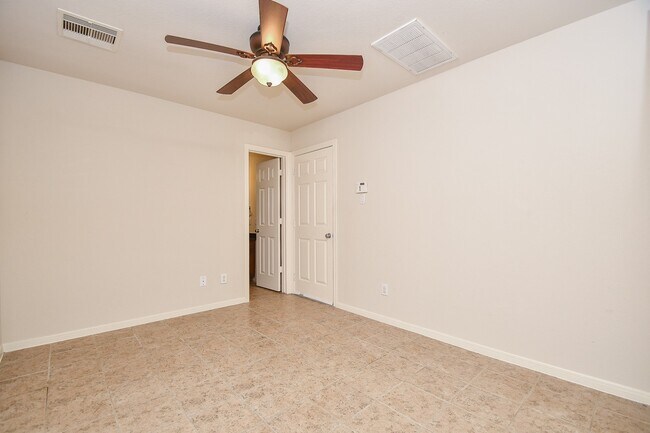 Building Photo - 3126 Clearview Cir