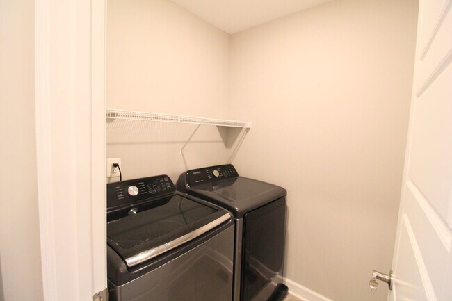 Building Photo - Large 3 level large end unit townhome with...