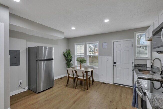 Building Photo - Modern 2BR Townhouse | Walk to Downtown | All Utilities Included