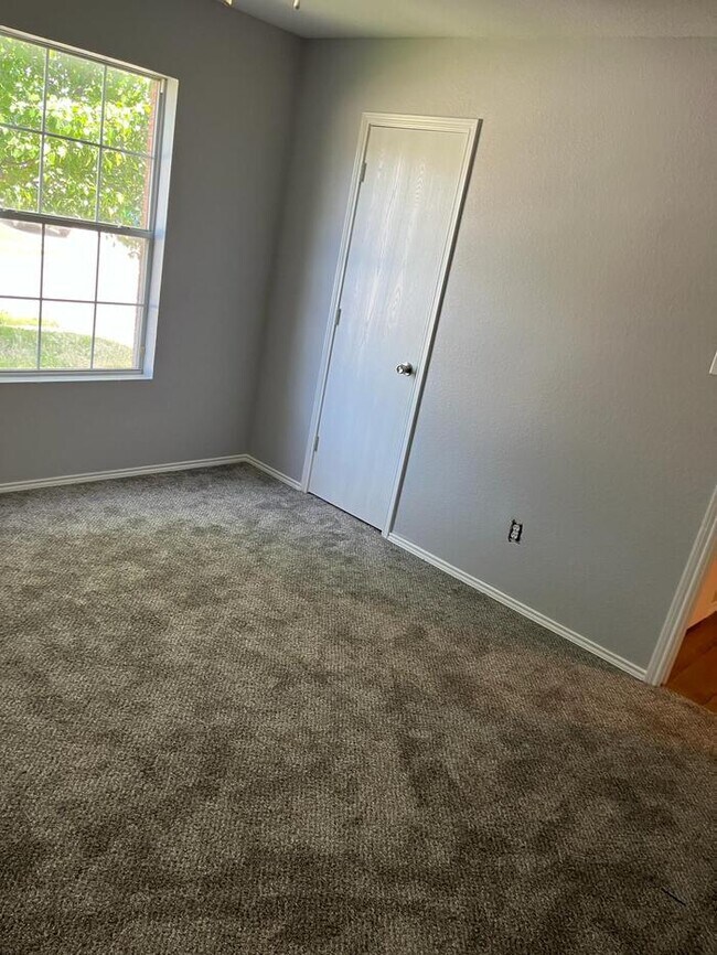 Building Photo - 4 Bedroom 2 Bathroom home (Contact 817-681-5290)