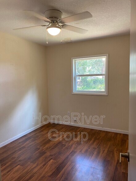 Building Photo - 2401 NE 59th Pl