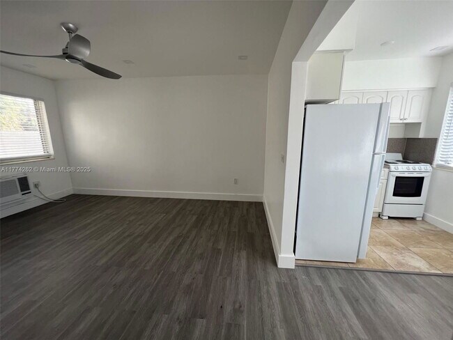 Building Photo - 215 Zamora Ave