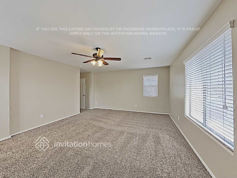 Building Photo - 2467 E Vermont Dr