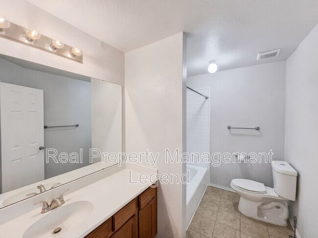 Building Photo - 3211 Roundtree Ln