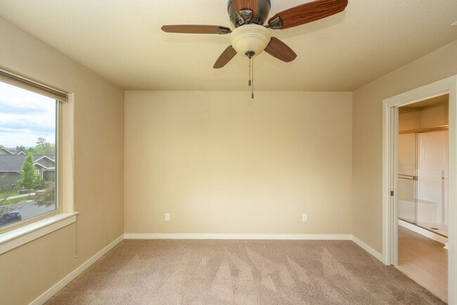 Building Photo - New listing!  Modern, A/C, Washer & Dryer included!