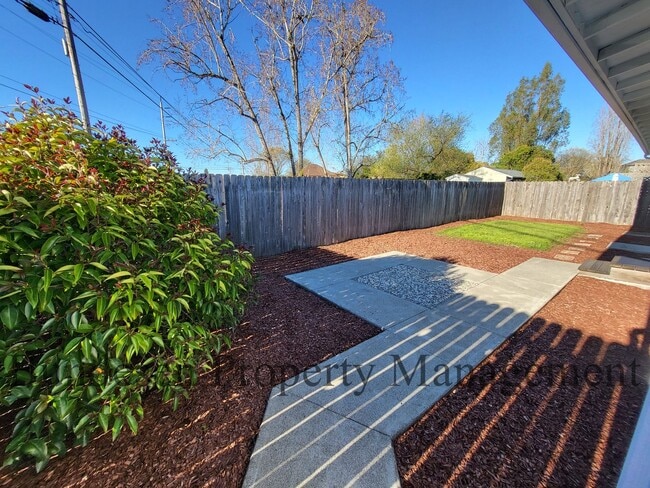 Building Photo - Adorable 3 Bedroom Home in Central Petaluma ~ Available Now!98 Wilmington Drive