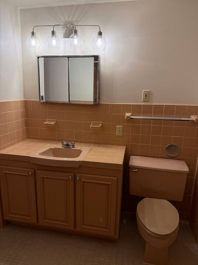 Building Photo - 100 W 17th St