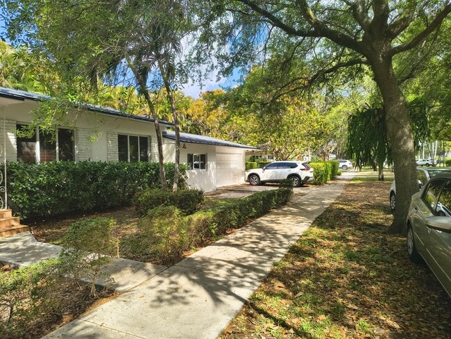 Building Photo - 789 Pinecrest Dr