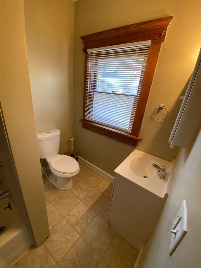 Building Photo - 426 E 15th Ave