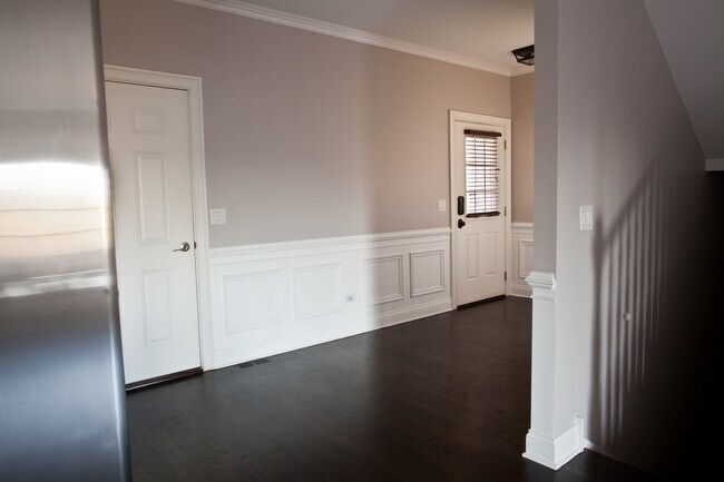 Building Photo - 2213 Maple Hill