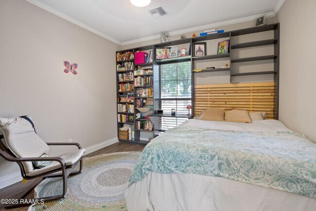 Building Photo - Beautifully updated 4-bedroom, 3-bath prop...